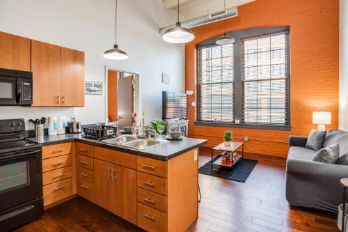 NY Style Centric Loft with King Bed by Park ave in Rochester, USA