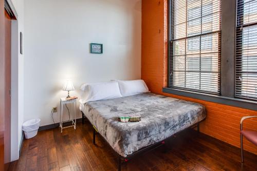 NY Style Centric Loft with King Bed by Park ave in Rochester, USA
