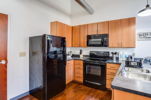 NY Style Centric Loft with King Bed by Park ave in Rochester, USA