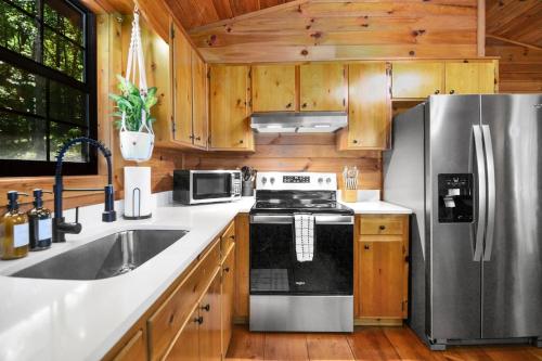 Peaceful nature getaway- with HOT TUB & fire pit in Blue Ridge, USA