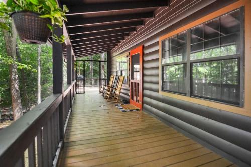 Peaceful nature getaway- with HOT TUB & fire pit in Blue Ridge, USA