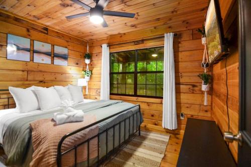 Peaceful nature getaway- with HOT TUB & fire pit in Blue Ridge, USA