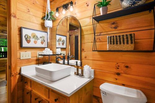 Peaceful nature getaway- with HOT TUB & fire pit in Blue Ridge, USA