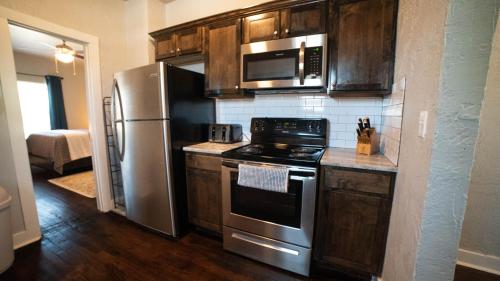 The Charmer, Fiber Internet, ROKU TVs, Washer & Dryer, Near DT Chickasha and Leg Lamp!