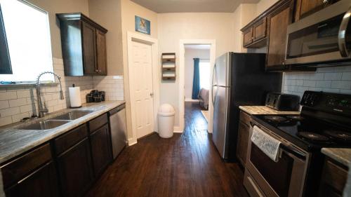 The Charmer, Fiber Internet, ROKU TVs, Washer & Dryer, Near DT Chickasha and Leg Lamp!