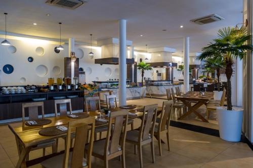 Restaurant, Arinara Beach Resort Phuket in Bang Thao