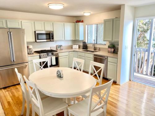 Modern & Cozy Gem ~ Walk to the Beach ~ Queen Beds in คาร์พินเทเรีย (CA)