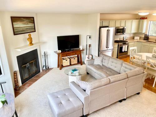 Modern & Cozy Gem ~ Walk to the Beach ~ Queen Beds in คาร์พินเทเรีย (CA)