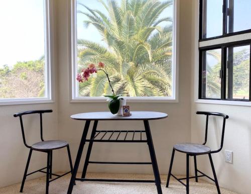 Modern & Cozy Gem ~ Walk to the Beach ~ Queen Beds in คาร์พินเทเรีย (CA)