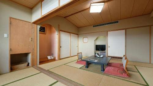 Large Japanese Room with Lake View Non-Smoking