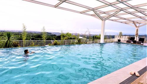 Modern Condo with pool and gym