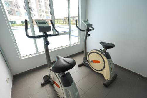 Cozy 3-bedroom condo w Pool for 6 |Seri Kembangan - image 14