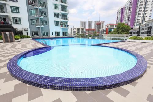 Cozy 3-bedroom condo w Pool for 6 |Seri Kembangan - image 10