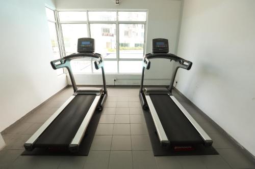 Cozy 3-bedroom condo w Pool for 6 |Seri Kembangan - image 11