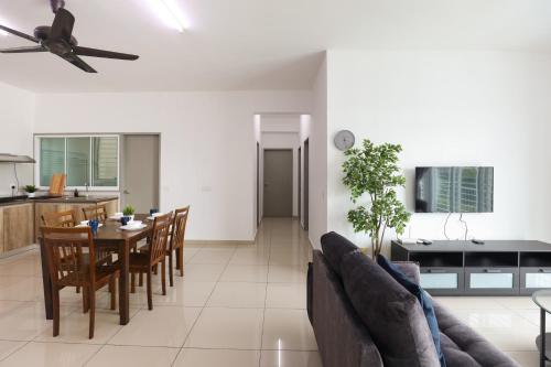 Cozy 3-bedroom condo w Pool for 6 |Seri Kembangan - image 8