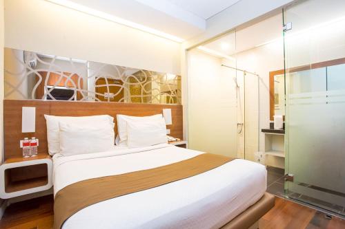 Guestroom, Life Hotel Sudirman Surabaya near BNI Bank