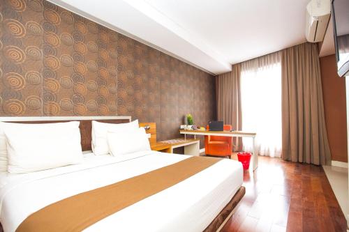 Guestroom, Life Hotel Sudirman Surabaya near BNI Bank