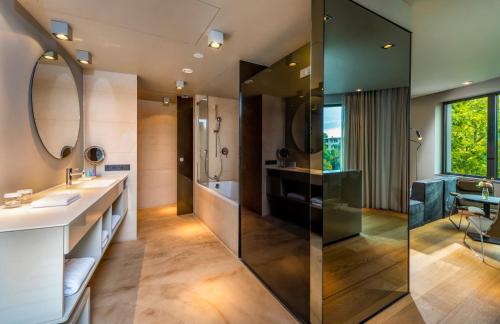 room detail thumbnail 2