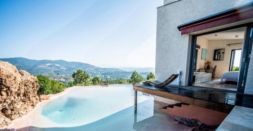 bazen, Art & design Villa with 360 view in San Peyre