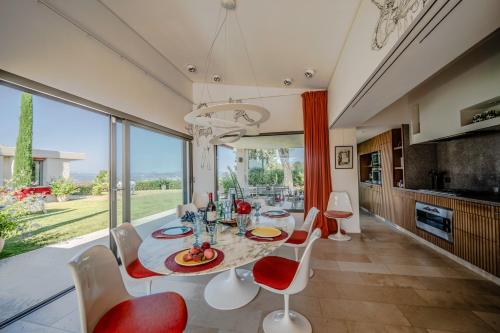 Oprema, Art & design Villa with 360 view in San Peyre