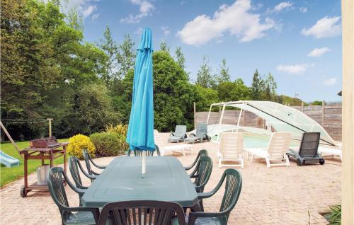 Peldbaseins, Stunning Home In St Martin Des Pres in Saint-Martin-des-Prés