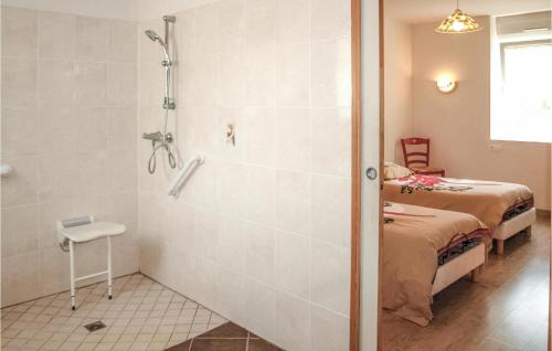 Vannas istaba, Stunning Home In St Martin Des Pres in Saint-Martin-des-Prés