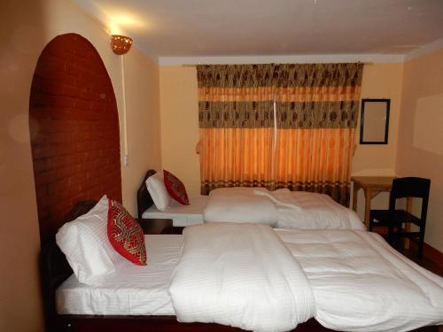 1 double bed, 1 twin bed