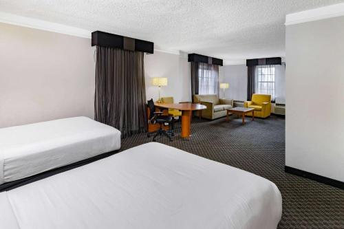 La Quinta Inn by Wyndham Laredo I-35 - image 2