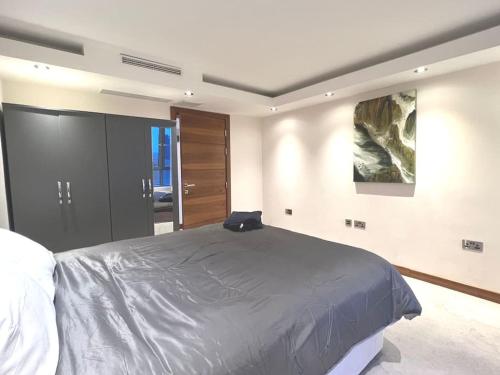 Luxury 2 bedroom 2 bathroom penthouse 1 min from tube 20 mins to central london