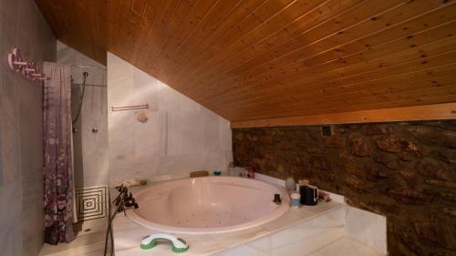 浴室, Molino Rodete Jimera de Libar by Ruralidays in 利巴爾希梅拉