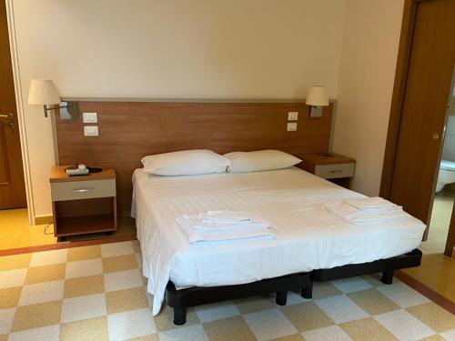 1 queen bed, 3 twin beds