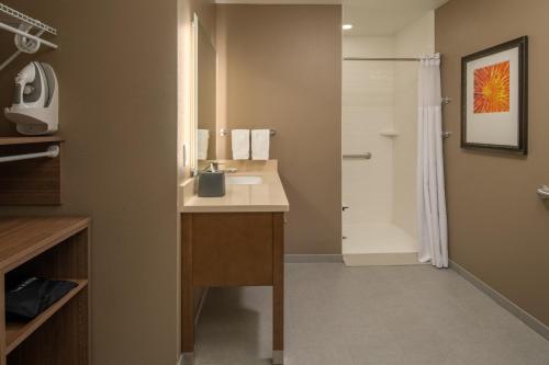 Queen Studio Suite with Bath Tub - Mobility Accessible - Non-Smoking
