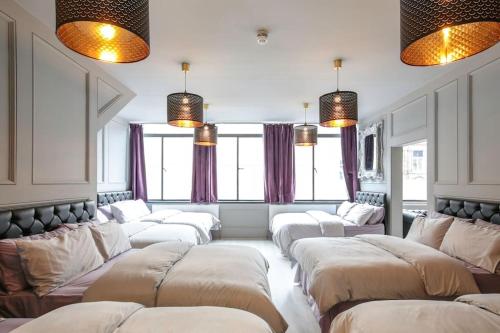 Manhattan Suite - sleeps 24! Heart of Liverpool, Liverpool