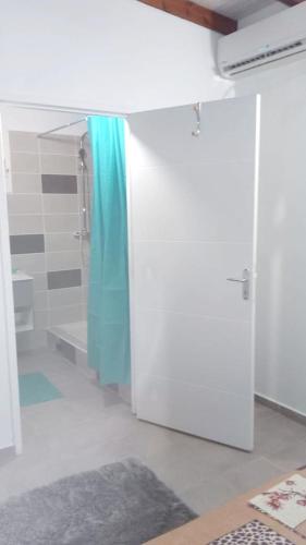 Banheiro, Appartement charmant au Moule avec piscine partagée, 40m²a (Appartement charmant au Moule avec piscine partagee, 40m²a) in Le Moule