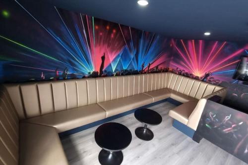 Penthouse Apartment, Sleeps 21 with terrace, Liverpool (photo 4)