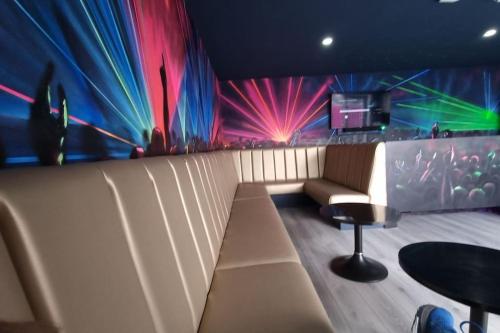 Penthouse Apartment, Sleeps 21 with terrace, Liverpool (photo 8)