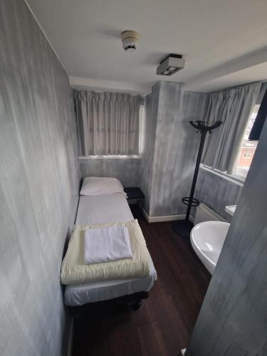 Amigo Budget Hotel - image 2