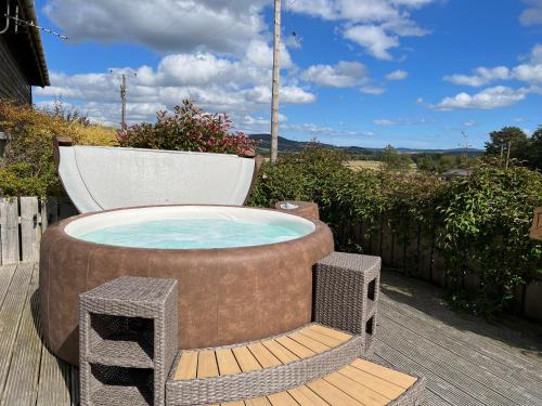 Джакузі, Drumhead Cottage Finzean, Banchory Aberdeenshire Self Catering with Hot Tub in Стракан