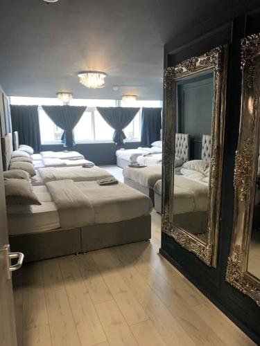 Unique city centre DJ apartment - sleeps 20