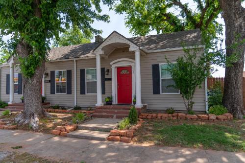 The Cozy Chickasha, Fiber WIFI, Washer & Dryer, Near DT Chickasha & Leg Lamp! thumb 2