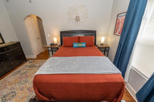 The Cozy Chickasha, Fiber WIFI, Washer & Dryer, Near DT Chickasha & Leg Lamp! thumb 4