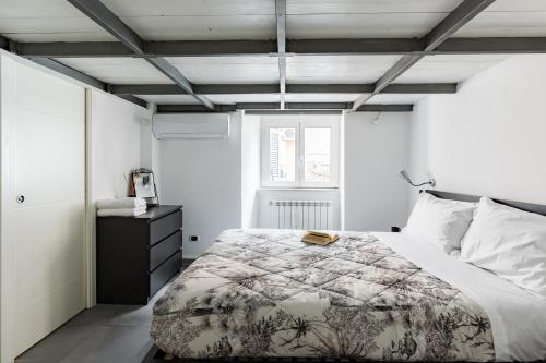 Spacious Modern Loft Steps from Trevi Fountain 2