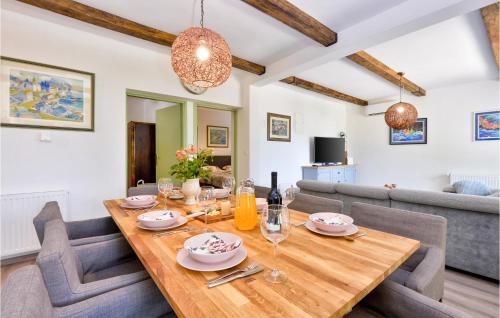 Cozy Home In Kumrovec With Kitchen