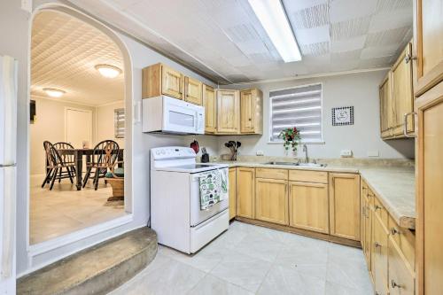 Convenient Canyon Lake Home with Deck and Grill! in Canyon Lake, USA