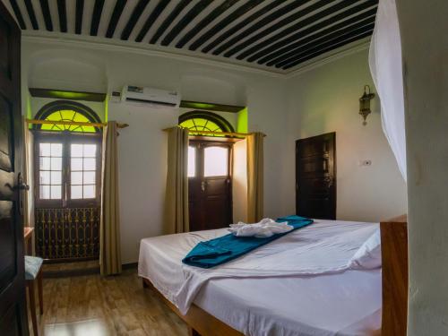 Deluxe Double Room with Balcony image 3