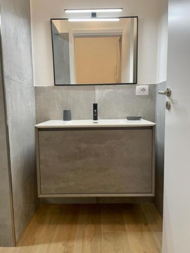 One-Bedroom Apartment image 9