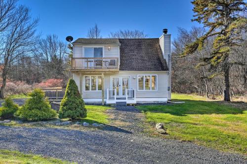 Peaceful Poconos Home with Lake and Pool Access! - Long Pond