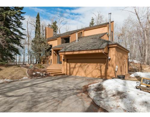 Beautiful House on Naturally Treed 3 acres lot