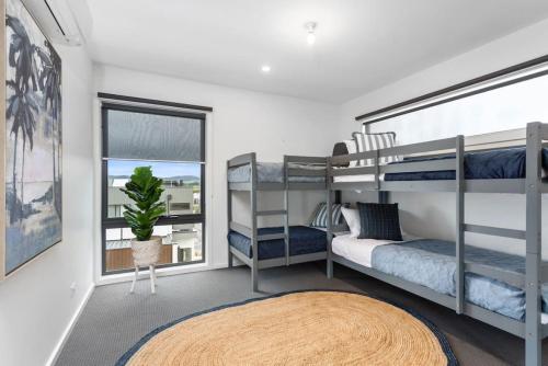 Modern Spacious Coastal 4 Bedroom Town House