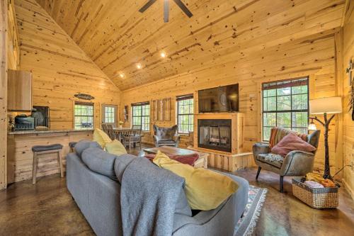 4 Mi to Beavers Bend: Cabin w/ Hot Tub & Games, Broken Bow (foto 3)